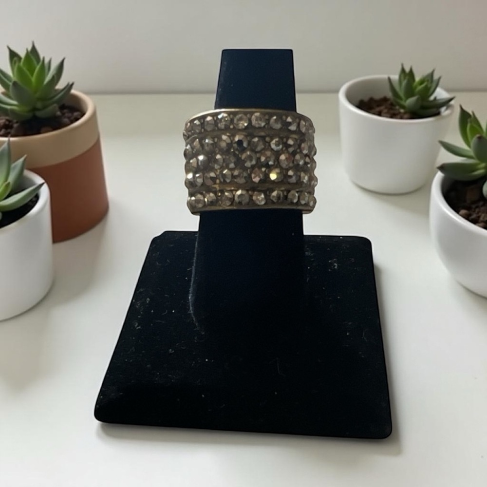 Elegant Silver Studded Ring
